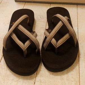 Ladies Teva Flip Flops size 7 worn about three times. Very comfy